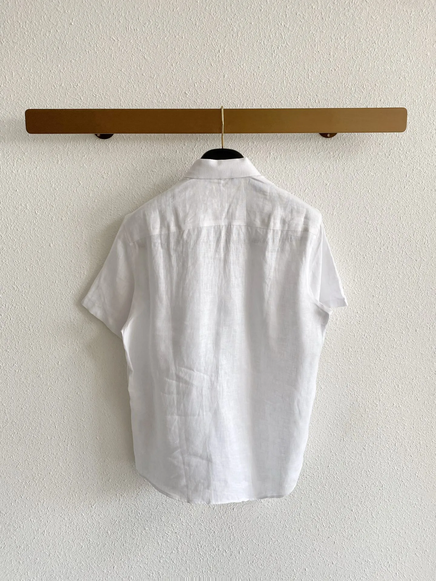 Loro Piana Pure Linen Short-Sleeved Quiet Luxury Shirt Fabric: Selected high-quality natural linen fabric, refined and softened before treatment, weakening the raw and itchy touch of native linen, making the upper body skin-friendly and comfortable. The fabric has a natural and fine fiber texture, showing a high-grade matte matte look and feel without a dazzling glossy effect. The flax fiber Breathable has sufficient pores, and the short-sleeved version is suitable for hot weather. It conducts heat quickly and can quickly discharge sweat during daily travel, making it less likely to get sticky on the back. The fine wrinkles formed in the fabric every day give it a casual atmosphere. The light colors have been processed through a color-fixing process, so they will not turn yellow or old easily after repeated washing. Version and details: The version adopts a slightly loose front-shoulder cut that is suitable for summer. The shoulder line is neatly processed and is better tolerant to body shapes with slippery shoulders, unbalanced shoulder width, and fat on the upper abdomen. The short-sleeved sleeves are cut to a moderate length and will not get stuck on the forearms and cause a sense of cramping. The classic pointed collar has a built-in invisible styling layer. Even after frequent cleaning in summer, the collar remains crisp. Buttoned up, it is suitable for light business scenes. Unbutton the top button to switch to a casual style. The placket is neatly routed and concealed, the button style is simple and low-key, and there is no exposed brand logo; the hem is arc-cut, which can be tucked into trousers to create a neat commuting look, or worn outside for relaxed everyday use, and the details are exquisitely crafted. Color selection: Pure White: clean and translucent in appearance, full of visual freshness in summer, suitable for trousers and shorts of various colors, highly suitable for workplace commuting and formal gatherings, and outstanding layering when paired with dark bottoms; Native linen Beige: retains the original natural tone of linen, with warm and soft tones, and stronger stain resistance. It is suitable for daily commuting and holiday travel. The style is lazy and retro, and has a higher fault tolerance rate for daily wear. Sizes:M-4XL